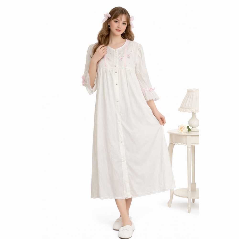 Barbizon x Vintage 70s Lightweight Floral Embroidered Sleeper Robe